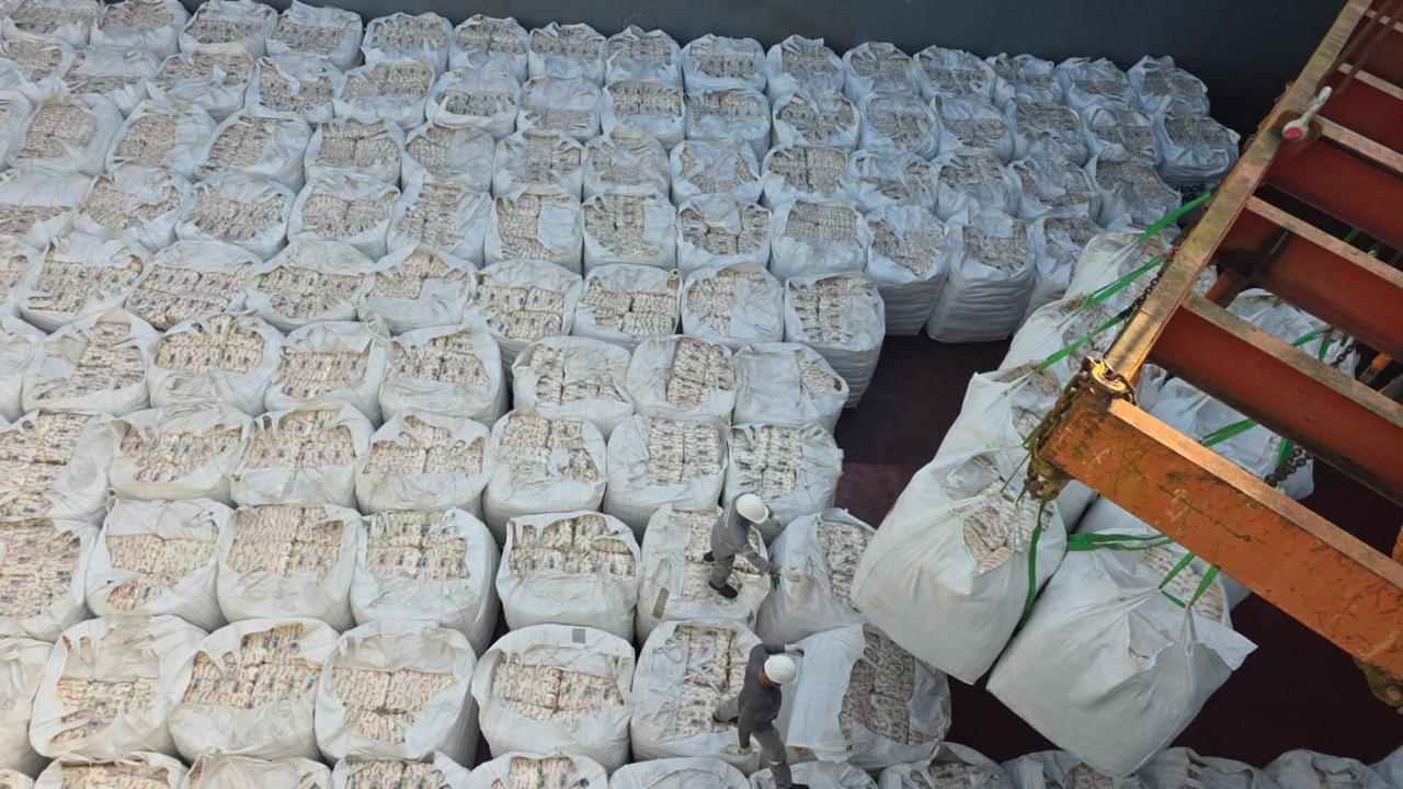 Esquina de bodega con big bags apilados