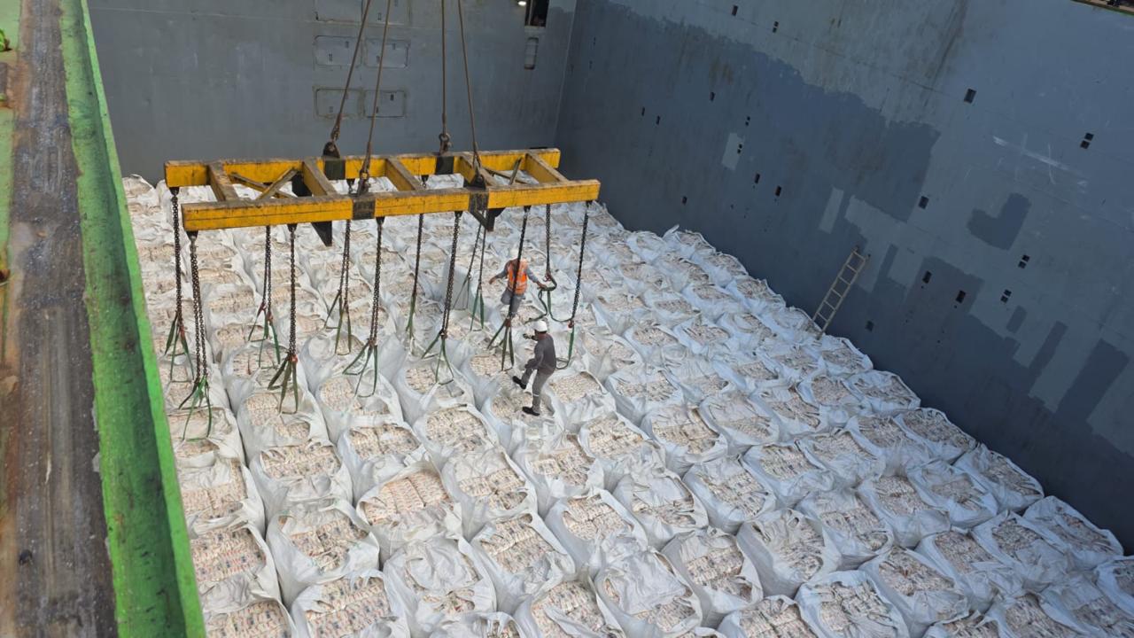 Izado de big bags dentro de bodega