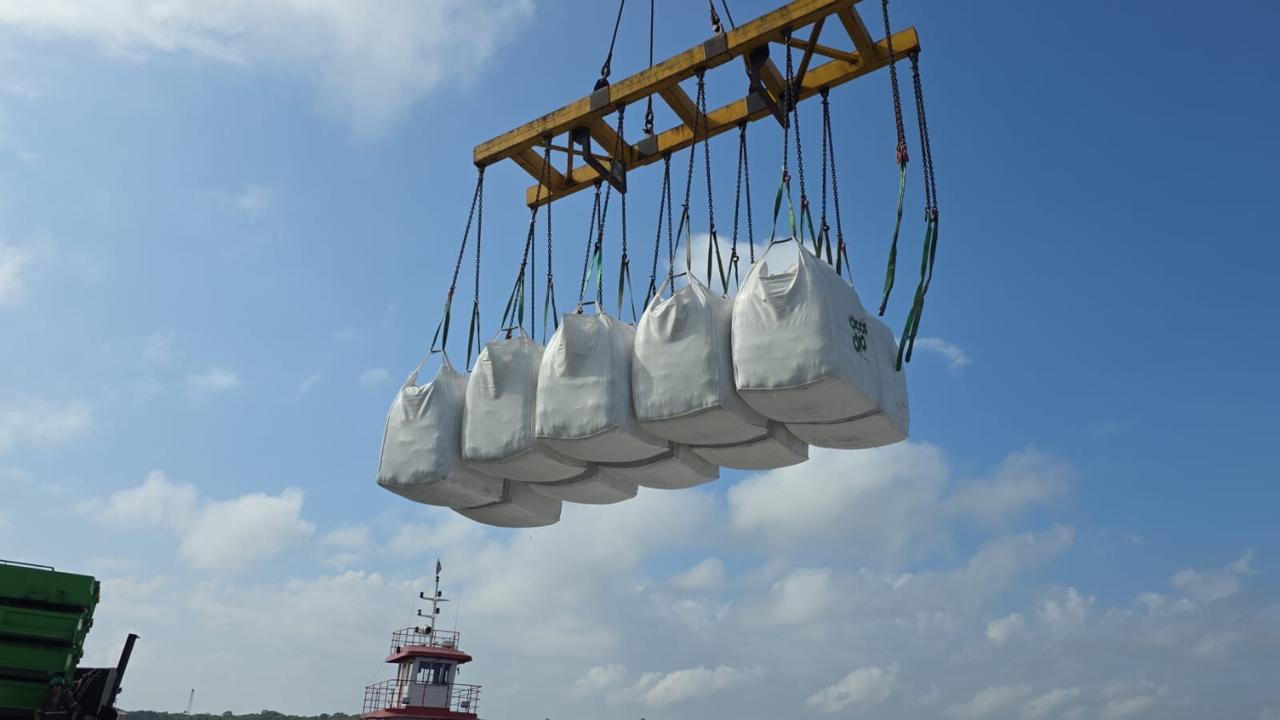 Grúa izando big bags hacia el buque